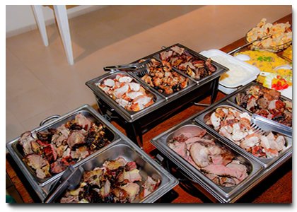 Imagem: Mesa do Buffet de Churrasco montada e completa. Os convidados já podem se servir
                        do rodizio de carnes!